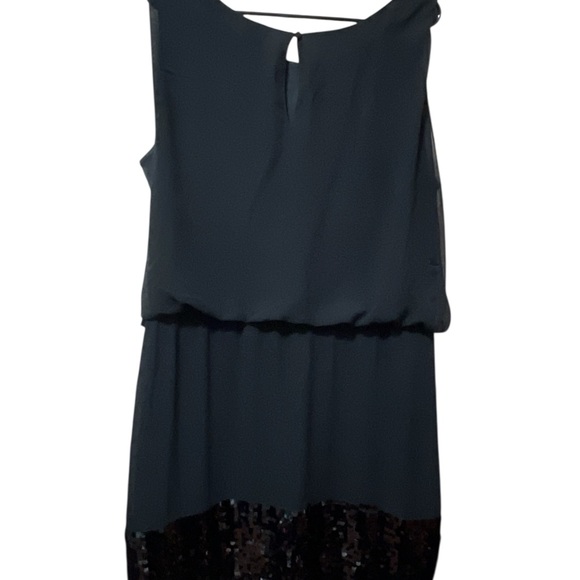 Chic Black Sleeveless Midi Dress - Picture 2 of 5